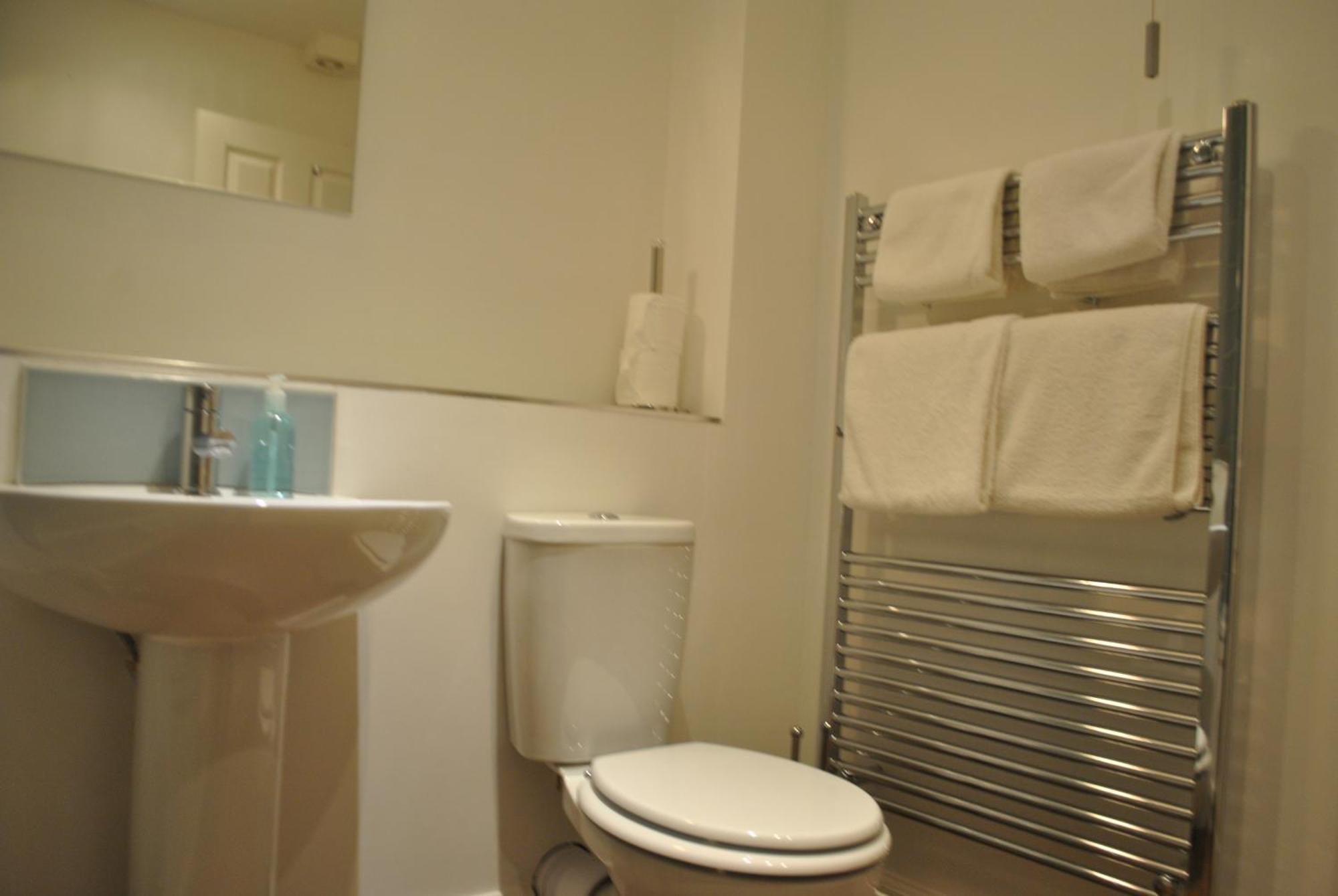 Lord Raglan House Apartments 2Br With Parking Windsor Exterior photo